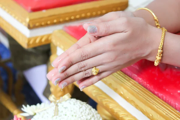 Agua bendita en ceremonia de boda tailandesa . —  Fotos de Stock