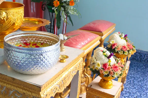 Gesegnetes Wasser bei thailändischer Hochzeitszeremonie. — Stockfoto
