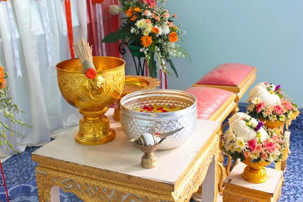 Eau bénite à la cérémonie de mariage thaïlandaise . — Photo