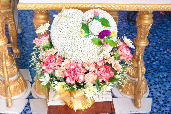 Agua bendita en ceremonia de boda tailandesa . — Foto de Stock