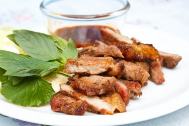 ızgara dana biftek baharatlı sos ile.