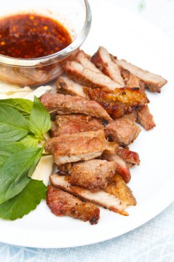 ızgara dana biftek baharatlı sos ile.