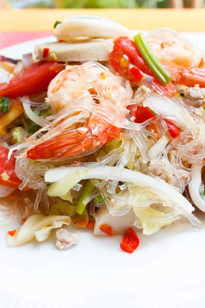 Ensalada tailandesa mixta de mariscos y cerdo picante . — Foto de Stock