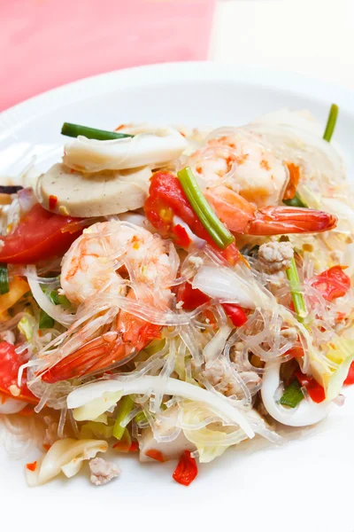 Karışık deniz ürünleri ve domuz eti baharatlı Tay salatası. — Stok fotoğraf