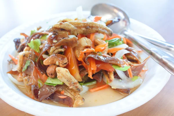 Salade épicée croustillante, cuisine thaïlandaise . — Photo