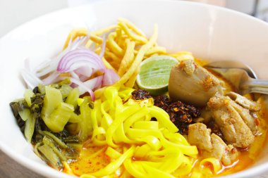 Khao soi, Kuzey Tayland köri çorbası.