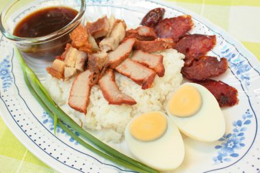 Barbekü domuz eti, sosis, gevrek domuz pirinç üzerinde.