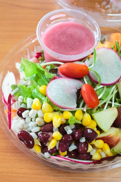 Fräsch sallad grönsaker och frukt. — Stockfoto