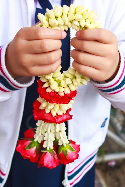 Garland of jasmine flower on hand. — Stock Photo, Image