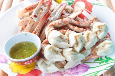 Buhar Yengeç bacağı yeşil biber sosu ile.