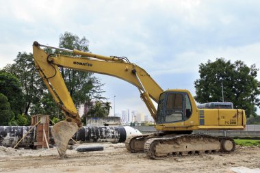 Ekskavatör inşaat sitesinde