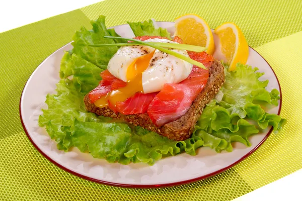 Сэндвич с копченым лососем и яичницей — стоковое фото