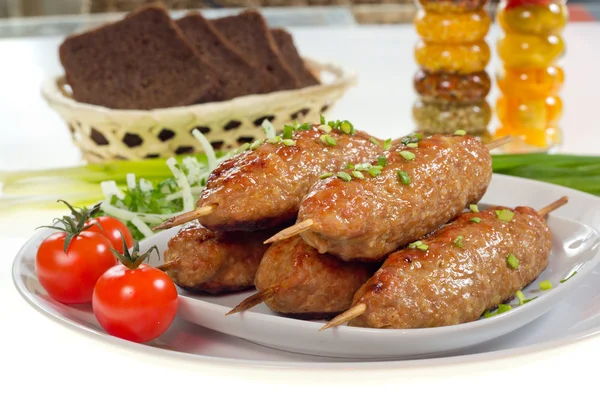 Shish kebab con cebollas y hierbas — Foto de Stock