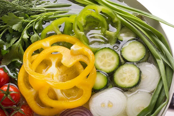 Placa con verduras frescas — Foto de Stock