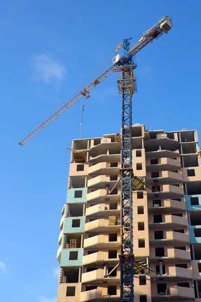 Lugar de construcción con grúa, edificio — Foto de Stock