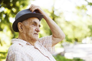 üst düzey adam açık havada bir parkın erken rahatlatıcı.