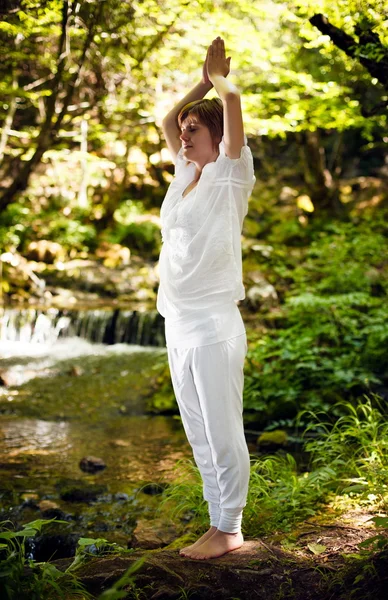 Yoga in de natuur — Stockfoto