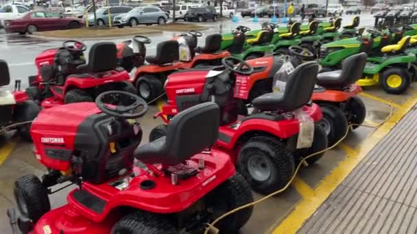 Augusta Usa Lowes Detailhandel Superstore Pan Rows Riding Gawn Mowers — Stockvideo