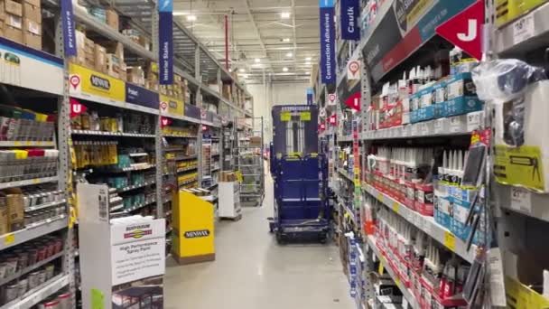 Augusta Usa Lowes Einzelhandelssuperstore Pfanne Mit Innenanstrich Und Blauer Bodenmaschine — Stockvideo