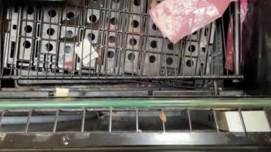 Augusta, Ga USA - 08 22 22: Kroger Marketi Et Bölümü 'nde kirli tavuk rafları