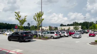 Columbia County, Ga USA - 08 22 21: Kroger Market Lewiston Yolu geniş park alanı ve insanlar.