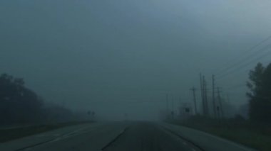 POV FPV yolu ve işaretler sonsuz bir döngü üzerinde sürüyor