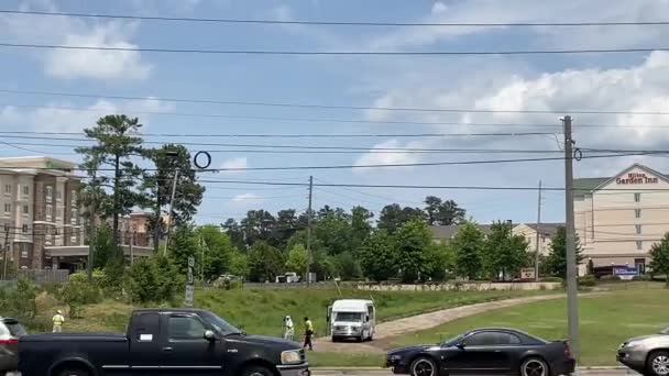 奥古斯塔 Usa 监狱囚犯在繁忙的华盛顿路一边工作 远离交通 — 图库视频影像