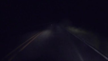 POV FPV, Georgia kırsalının karanlık bir kırsalında gece yağmur altında araba sürüyor.