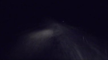 POV FPV, Gürcistan 'ın kırsal kesimlerinde hatları olmayan karanlık bir kır yolundan dönüyor.