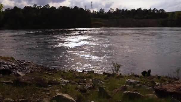 그루지야의 지역에서 흐르는 강물에서 이비치고 — 비디오