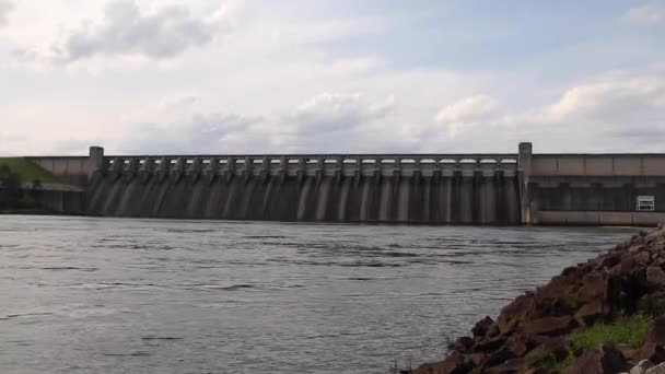 ジョージア州の農村部にあるサーモンド湖ダムから流れる水 — ストック動画