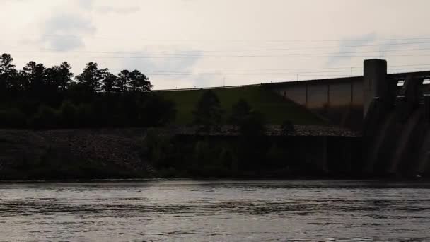 Água Que Flui Uma Barragem Lake Thurmond Dam Tráfego Fundo — Vídeo de Stock