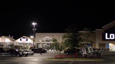 Augusta, Ga USA - 10 10 10: 21: Lowes perakende mağazası, binanın girişinin gece otoparkında. 