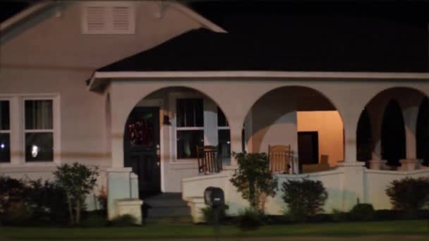 ジョージア州の田舎で夜に不気味な美しい古い白い家と通過する車 — ストック動画