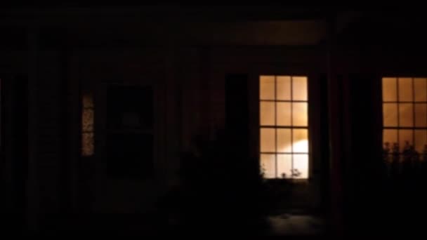 手を保持カメラ効果パンの不気味な美しい古い白い家で夜に農村部のジョージア州と車が通過 — ストック動画