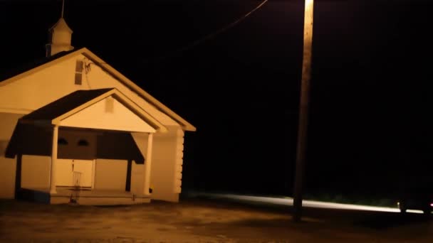 Augusta Eua Trânsito Noite Uma Antiga Igreja Rural Branca Assustadora — Vídeo de Stock