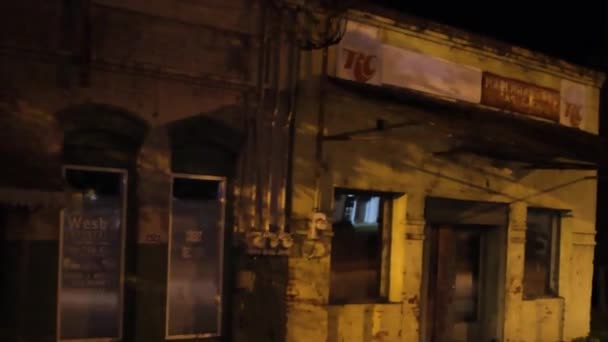 オーガスタ ガインUsa 夜にヴィンテージの歴史的な古いレンガの小売店舗の正面のパン — ストック動画