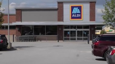 Grovetown, Ga USA - 10 14-21: ALDI perakende süpermarket ve park yeri ve insanlar