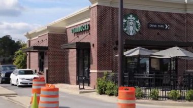 Grovetown, Ga USA - 10-14-21: Starbucks kahve dükkanındaki insanlar 