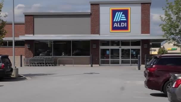 Grovetown Usa Aldi Retail Supermarket Grocery Store Parking Lot People — Stock Video