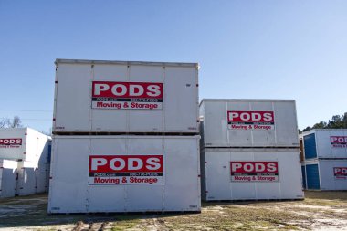 Augusta, Ga USA - 03: 03: 21: PoDS konteynerleri üst üste istiflendi