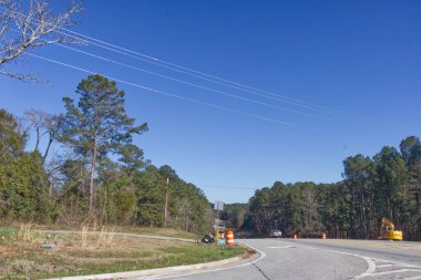 Columbia County, Ga USA - 03 03: 21: Kırsal bir yolda trafik ve inşaat ve makineler geliyor 