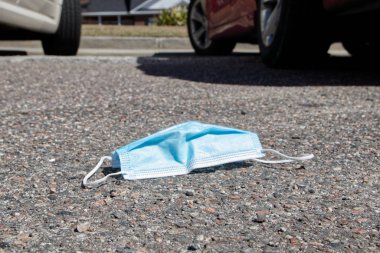 Gürcistan 'da arabaların park yerinde attığı beyaz yüz maskesi.