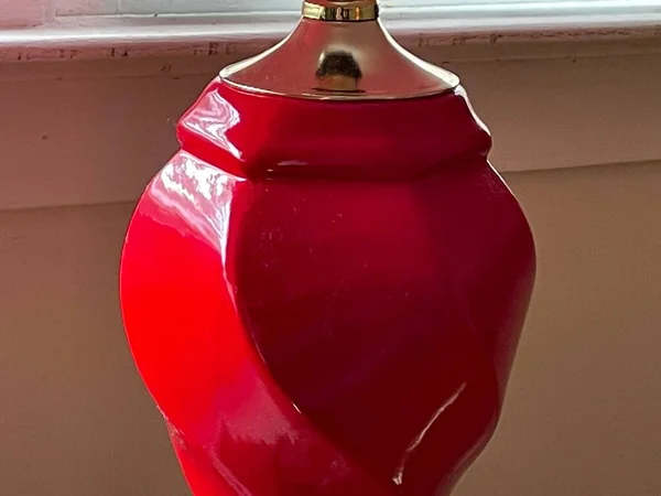 Base Une Lampe Rouge Mur Beige Par Une Fenêtre — Photo