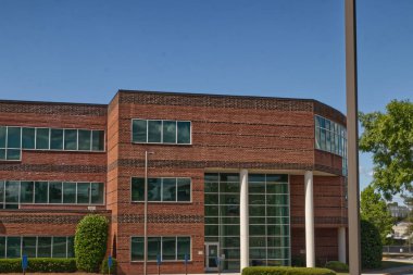 Gürcistan 'da pencereleri ve çitleri olan dış modern tuğla ofis binası.  