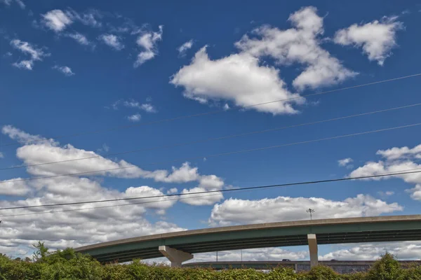 オーガスタ ジョージアの雲と美しい青空の背景を持つ高速道路橋と交通 — ストック写真