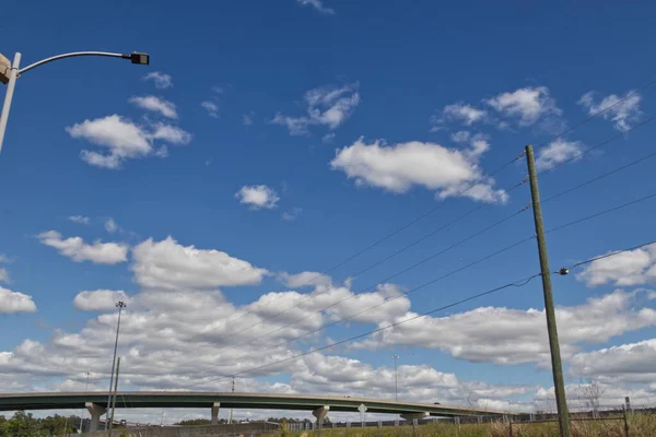 道路橋のライトポストと雲と美しい青空の背景と交通オーガスタジョージア州 — ストック写真