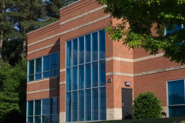 Modern tuğla bina dış görünüş ve ağaç dokusu arka plan görünümü