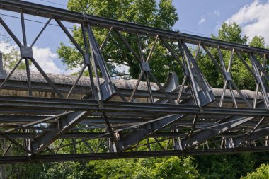 Kırsal Georgia Lock ve Barajı 'ndaki büyük bir boru hattını destekleyen metal bir çerçeve köprüsü 
