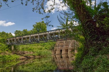 Kırsal Georgia Lock ve Barajı 'ndaki büyük bir boru hattını destekleyen uzak görüşlü metal çerçeve köprü